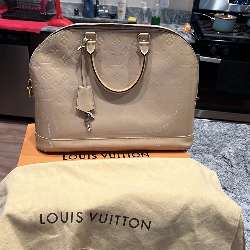 Louis Vuitton Patent Alma PM in Beige Nude - Picture 11 of 16